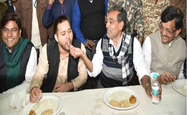 कांग्रेस के दही-चूड़ा भोज में पहुंचे तेजस्वी, कहा- बिहार में सीट शेयरिंग की जानकारी जल्द दी जायेगी