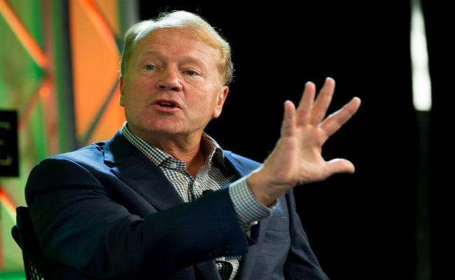 टेक्नोलॉजी इंडस्ट्री के दिग्गज जॉन चैंबर्स ने कहा, डेटा को स्थानीय स्तर पर स्टोर करने पर ज्यादा जोर दे सकती हैं सरकारें