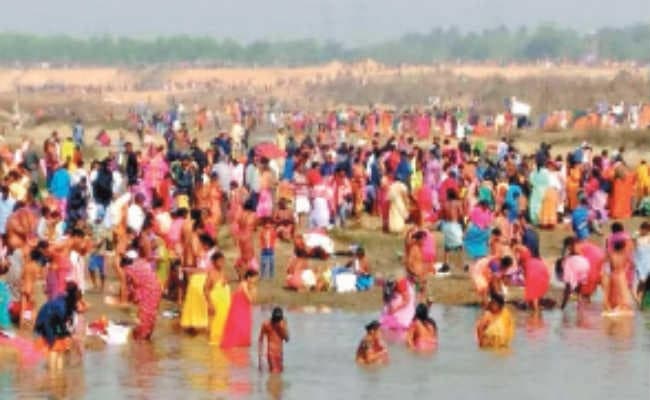 दुर्गापुर :  दामोदर नदी समेत विभिन्न नदियों में लाखों श्रद्धालुओं ने लगायी डुबकी