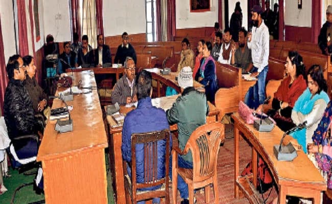 सुबह 10 से दोपहर 1 बजे तक गरमाया रहा जिप कार्यालय, बोले विरोधी : लोभ लाभ में बहस से दूर रखे गये पार्षद, हाईकोट में दायर करेंगे रिट