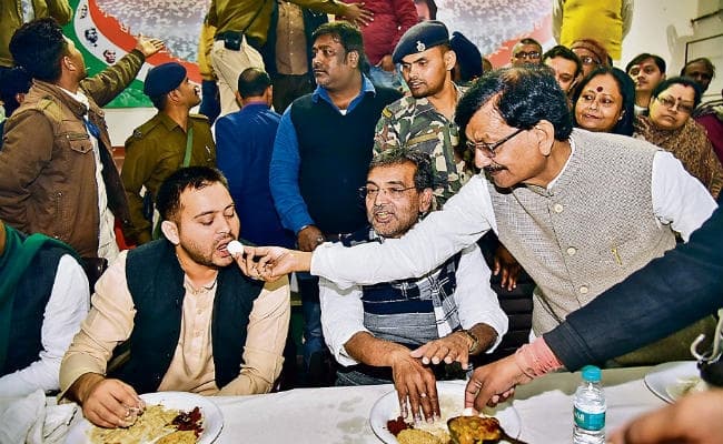 पटना : कांग्रेस के भोज में जुटे महागठबंधन के नेता व कार्यकर्ता, नेताओं ने एक-दूसरे को खिलाये रसगुल्ले