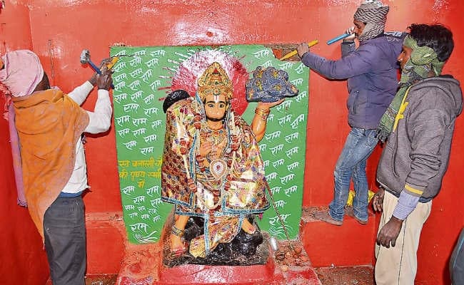 रांची : सुबह नये मंदिर का शिलान्यास किया देर रात पुराने को हटाने का काम शुरू