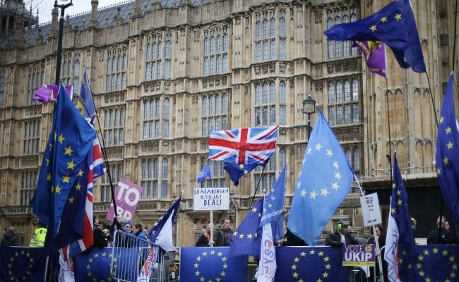 ब्रिटेन की प्रधानमंत्री की करारी हार, संकट में सरकार