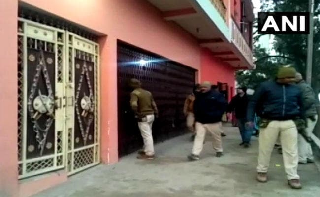 भाई के साथ स्टेशन जा रहे प्रोफेसर से अज्ञात अपराधियों ने मारपीट कर छीने सामान, विरोध करने पर मार दी गोली, एक की मौत