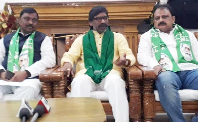 झारखंड की स्वास्थ्य व्यवस्था वेंटिलेटर पर, निजी कारोबार बढ़ाने में लगे हैं मंत्री, पलामू में बोले हेमंत