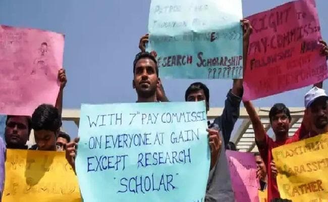 शोधार्थियों ने स्कॉलरशिप फेलोशिप रकम में बढ़ोतरी को लेकर प्रदर्शन