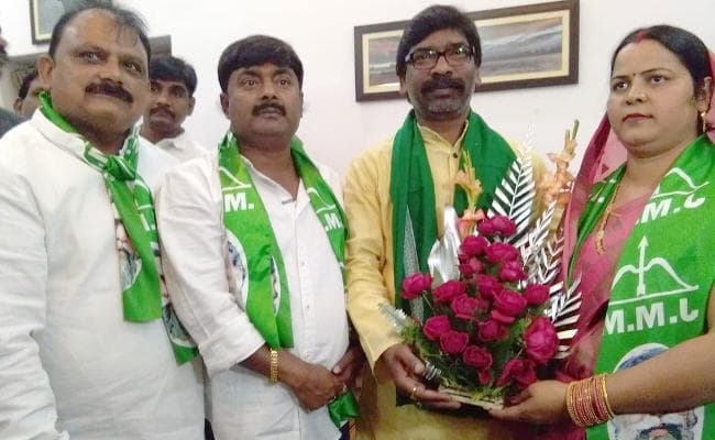 हेमंत की संघर्ष यात्रा पलामू में, अभिमन्यु ने पत्नी के साथ झामुमो में शामिल