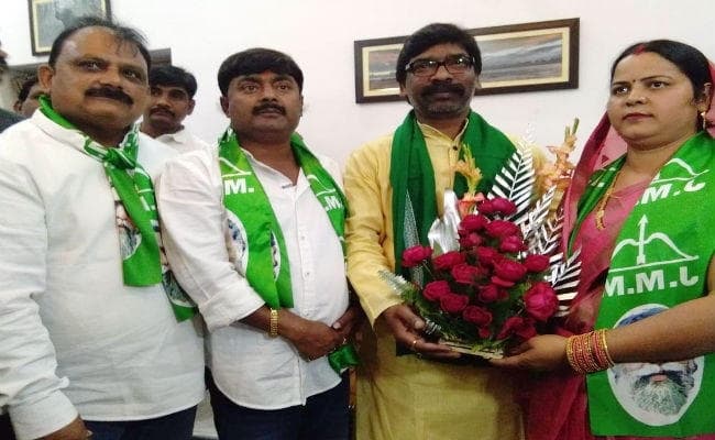 झारखंड नवनिर्माण मोर्चा के प्रमुख अभिमन्यु सिंह पत्नी सहित JMM में शामिल
