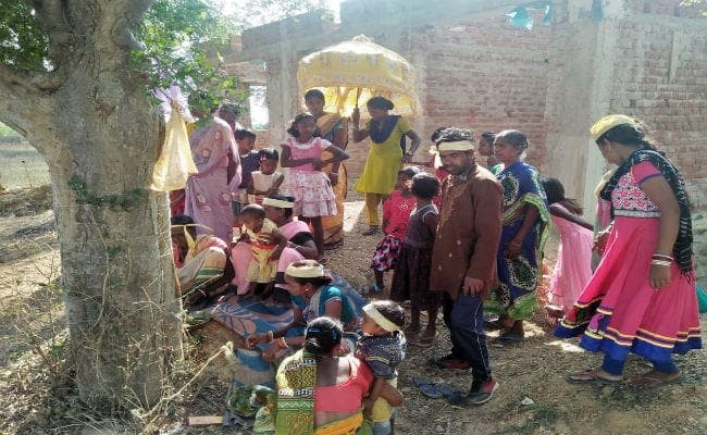 अजब-गजब परंपरा : कुत्ते संग डेढ वर्षीय बच्ची की करायी गयी शादी