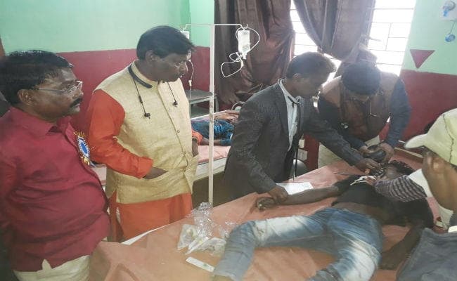 खरसावां : दो बाइक में सीधी टक्कर, 3 की मौत, अर्जुन मुंडा ने घायलों को पहुंचाया अस्पताल