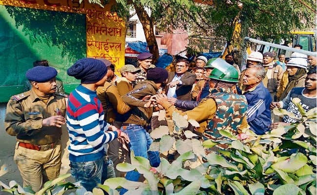 पटना  :  सीएलआर से धक्का-मुक्की, गाली-गलौज