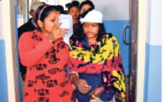 कूचबिहार : ज्वाइंट बीडीओ की पत्नी ने देर से जगने पर नाबालिग घरेलू सहायिका का सिर फोड़ा कूचबिहार : ज्वाइंट बीडीओ की पत्नी ने देर से जगने पर नाबालिग घरेलू सहायिका का सिर फोड़ा