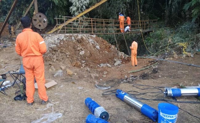 मेघालय VIDEO : देखें कैसे ‘रैट होल'' बनाकर मजदूरों को बाहर निकाल रहे हैं नेवी के जवान, 34 दिन बाद एक शव बरामद