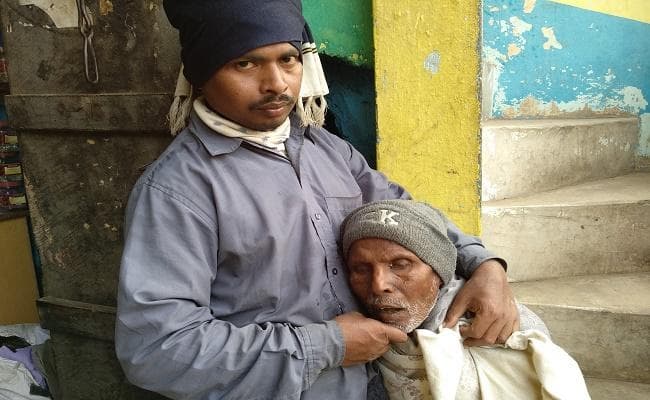 अपने पैसे के इंतजार में एक घंटे तक बैंक के सीढ़ी पर बैठे-बैठे ही वृद्ध ने तोड़ा दम