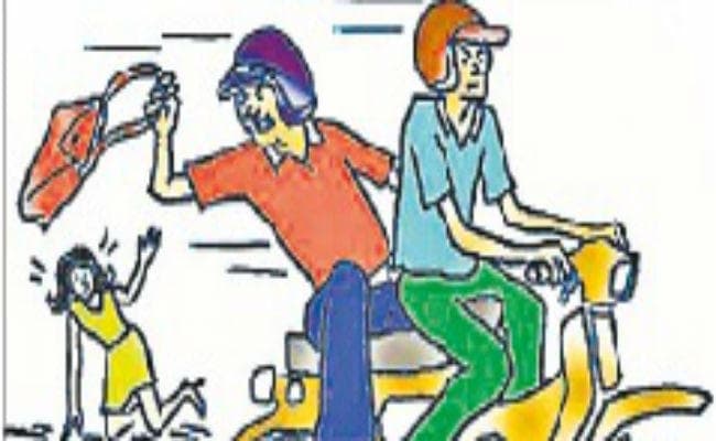 बाइक सवार अपराधियों ने महिला से छीना पर्स, पकड़े रहने के कारण 10 मीटर तक घिसटती रही
