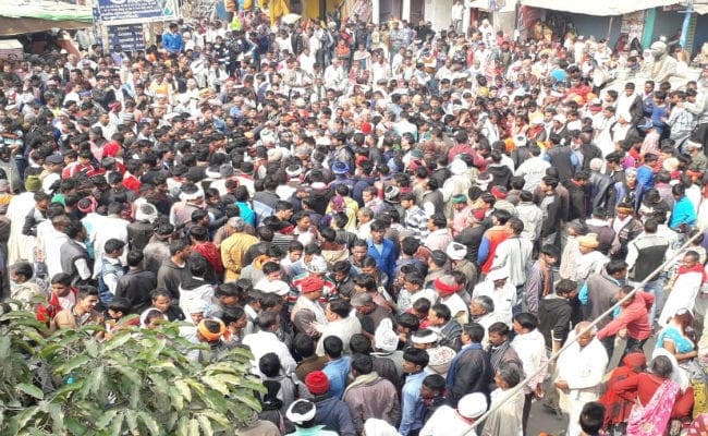 कैमूर : लोगों ने पुलिसकर्मियों पर हमला कर थाने में की तोड़फोड़, पुलिस जीप फूंकी, घायल डीएसपी-इंस्पेक्टर वाराणसी रेफर