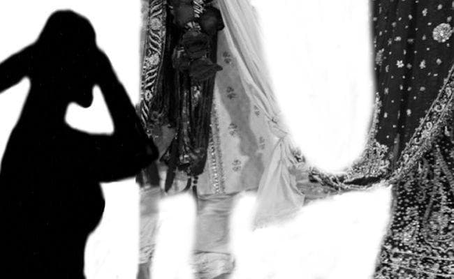 पत्नी को छोड़ दूसरी शादी रचा रहा था फौजी, शादी मंडप में पहुंची पहली पत्नी, फिर...