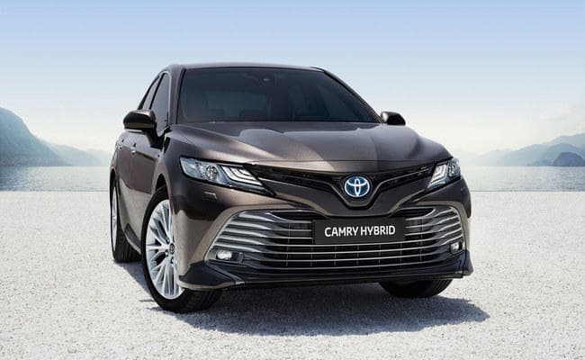 Toyota ने बाजार में लाॅन्च किया कैमरी के हाइब्रिड का नया माॅडल, एक्स शोरूम में कीमत 36.95 लाख रुपये…