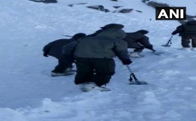 लद्दाख में हिमस्खलन की चपेट में आया ट्रक, पांच की मौत; पांच लापता