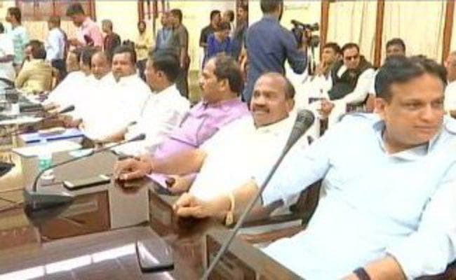 कर्नाटक : विधायक दल की बैठक में नहीं पहुंचे चार कांग्रेसी विधायक, जवाब मांगेगी पार्टी