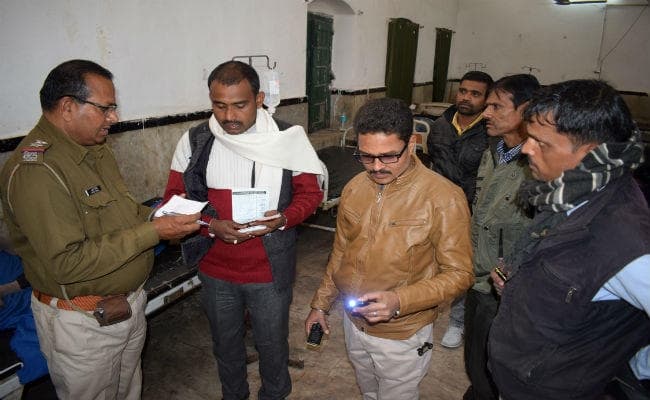 अपराधियों ने फाइनेंस कर्मियों को गोली मार कर लूट  लिये डेढ़ लाख रुपये