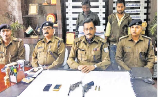 खूंटी :  पीएलफआइ के दो उग्रवादी हथियार समेत गिरफ्तार