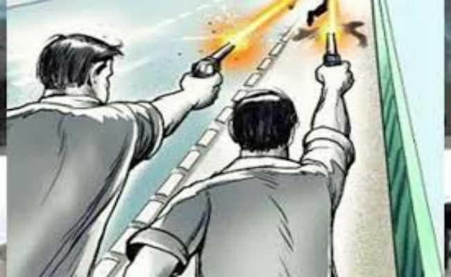 अपराधियों ने की अंधाधुंध फायरिंग