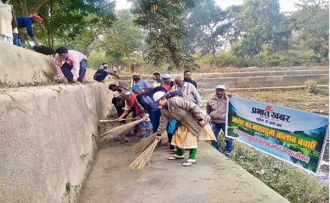 मनेर : मखदुम तालाब को साफ करने पटना, विक्रम व शिवहर से आये लोग