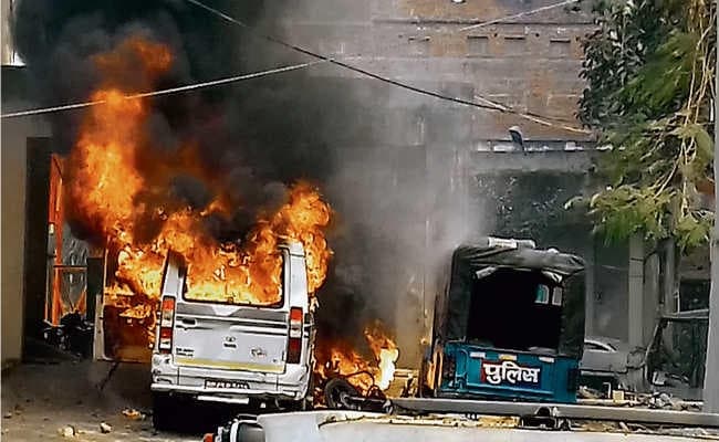 कैमूर में थाने को फूंका डीएसपी समेत 12 घायल