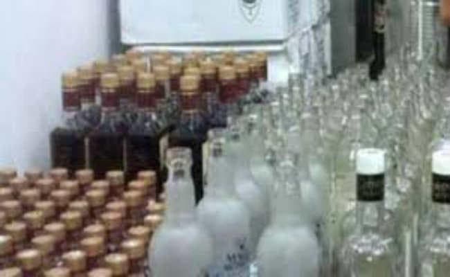 नकली शराब कारखाने का भंडाफोड़: 850 लीटर शराब जब्त, नामी कंपनियों के बोतल और रैपर मिले