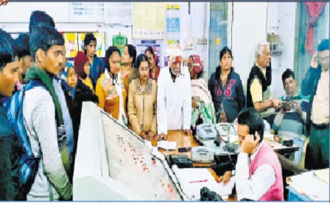 देवघर  :  भीड़ के कारण ट्रेन में सवार नहीं हो सके यात्री, स्टेशन पर किया हंगामा