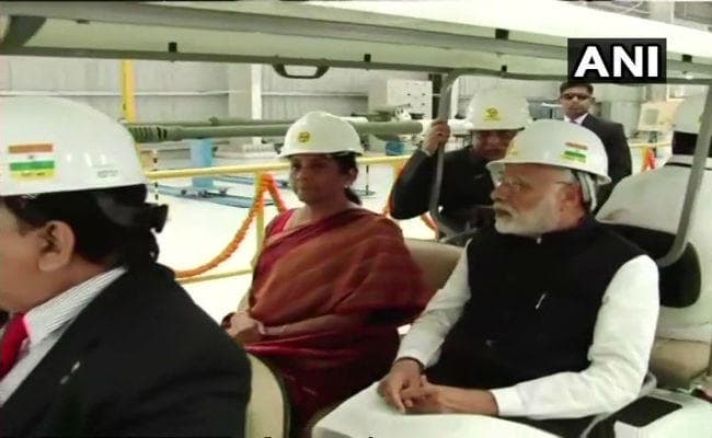 VIDEO: एलएंडटी आर्मड सिस्टम्स कॉम्प्लेक्स का उद्घाटन, पीएम मोदी ने यूं की के-9 वज्र होवित्जर तोप की सवारी