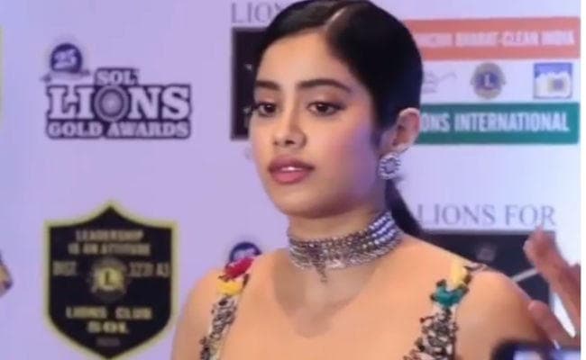 ''श्रीदेवी बंगलो'' को लेकर जाह्नवी से पूछा सवाल, ऐसा था अभिनेत्री का रियेक्‍शन, VIDEO