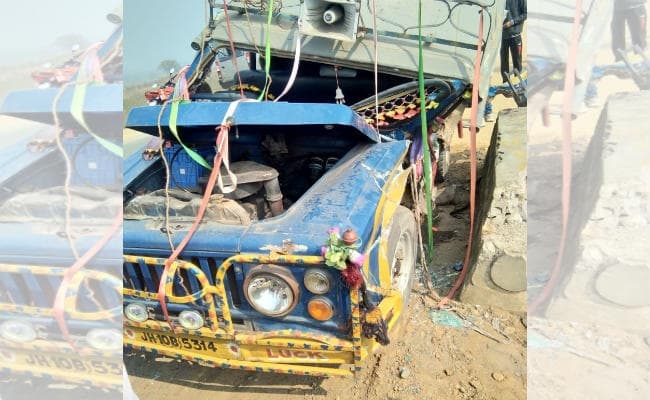 गार्डवाल से टकराया ट्रेकर : छह मजदूर गंभीर रूप से घायल, बाल-बाल बचे कई लोग