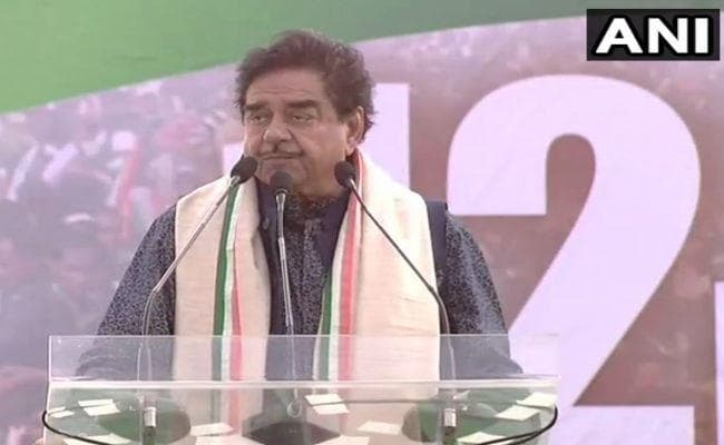 ''United India'' Rally : पार्टी को आइना दिखाने की कोशिश करता हूं, भाजपा से हटाए जाने से नहीं डरते : शत्रुघ्न