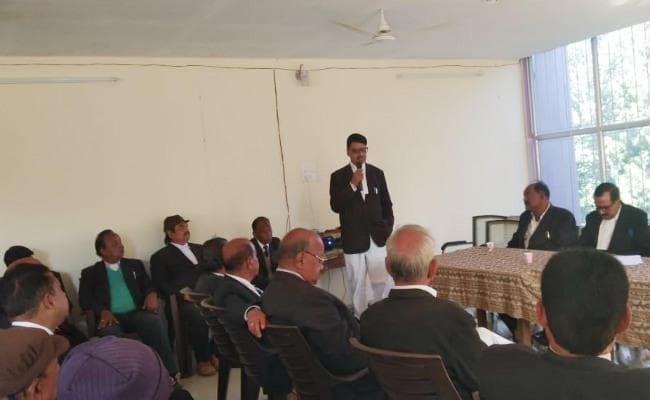 दुर्व्यवहार से नाराजगी, गुमला के 500 से अधिक अधिवक्ता अनिश्चितकालीन हड़ताल पर