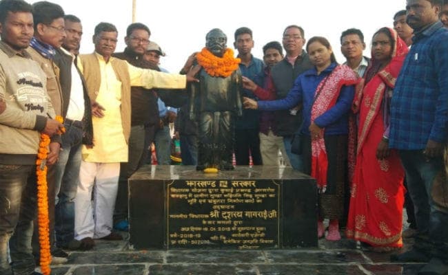 कुचाई : बारुहातु में ग्राम मुंडा महिपति सिंह मुंडा की प्रतिमा का अनावरण