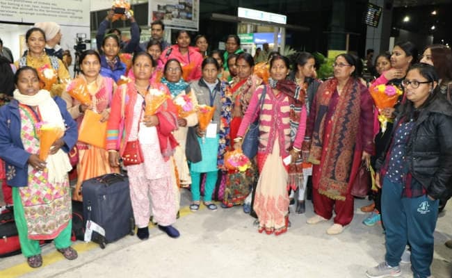 इस्राइल से वापस आने वाली महिला कृषकों का हवाई अड्डे पर भव्‍य स्वागत