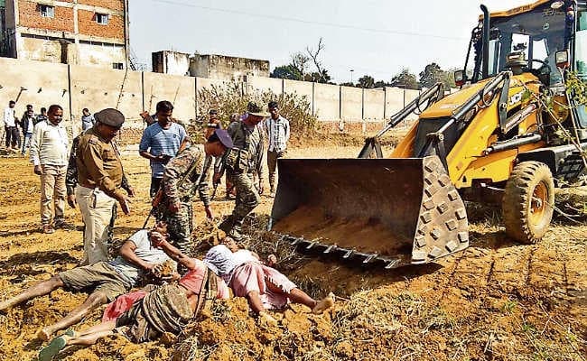 पतरातू : निर्माण कार्य के विरोध में जब जेसीबी मशीन के आगे लेटा पूरा परिवार