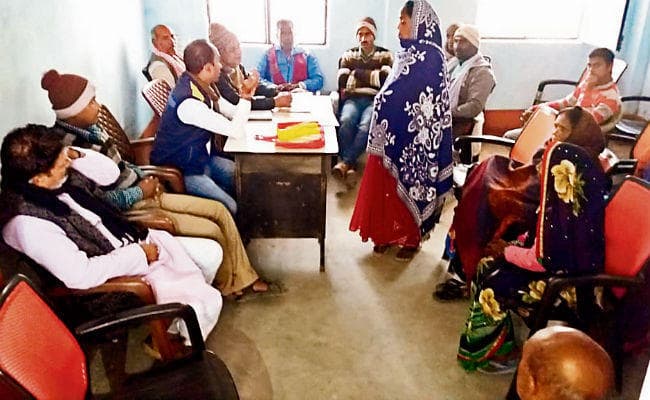 प्यार पर भारी मोबाइल : भरी पंचायत में बोली पत्नी, स्मार्टफोन नहीं तो पति को छोड़ दूंगी और चली गयी मायके