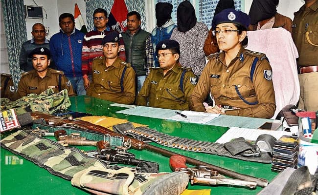पटना : बारा पंचायत के मुखिया समेत चार गिरफ्तार बुलेटप्रूफ जैकेट, कई हथियार व कारतूस बरामद