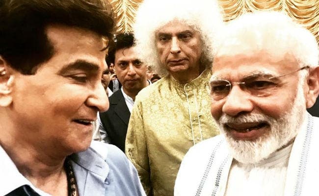 बॉलीवुड सितारों के साथ पीएम मोदी ने गर्मजोशी के साथ की मुलाकात, देखें तस्वीरें