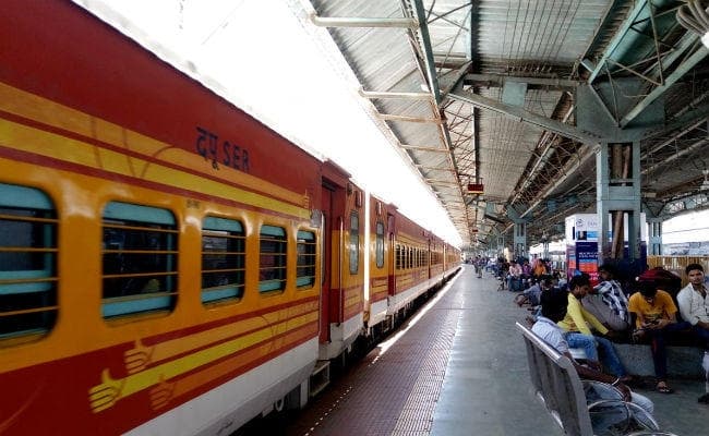 Indian Railways Update: यात्रीगण कृपया ध्यान दें! आज हावड़ा व सियालदह डिवीजन में रद्द रहेंगी कुछ ट्रेनें, जानिए क्या है वजह?