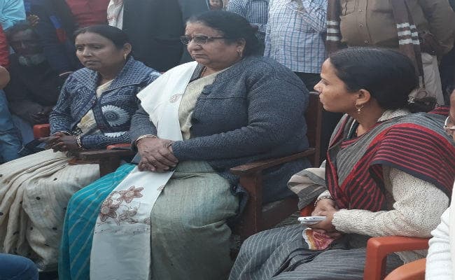 राज्य महिला आयोग की टीम ने एसिड अटैक पीड़ित परिवार से की मुलाकात