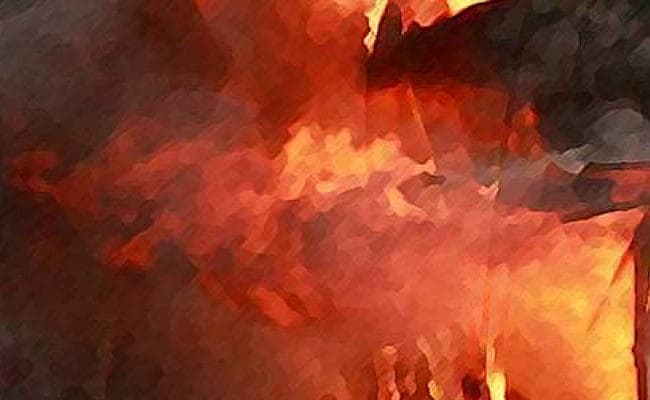 West Bengal : कोलकाता में कपड़े की दुकान में भीषण आग