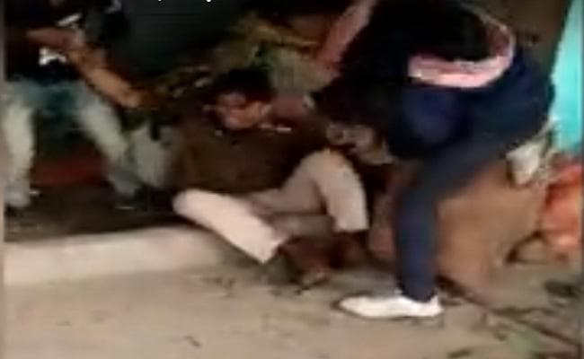 बिहार : जान बख्शने की गुहार लगाते रहे डीएसपी, भीड़ करती रही पिटाई, वीडियो वायरल
