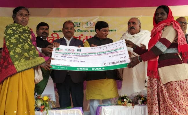 सखी मंडल को मिला दो करोड़ रुपये का चेक, केंद्रीय मंत्री ने कहा- महिलाओं के कारण हर परिवार की आय बढ़ रही है