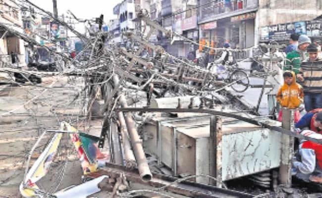 गढ़वा :  ट्रक ने मारी टक्कर, ट्रांसफारमर और पोल का हुआ ऐसा हाल