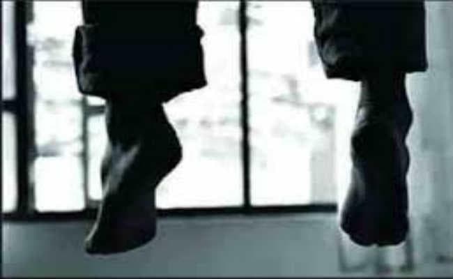 चाईबासा : 20 दिनों से लापता ग्रामीण जंगल में पेड़ पर फंदे से लटका मिला