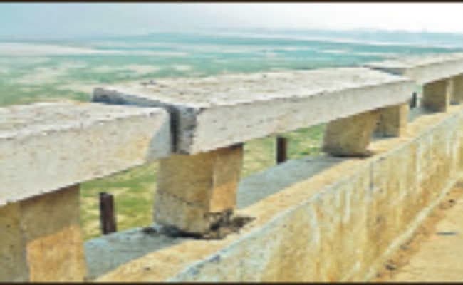 ढाई माह पहले हुई थी मरम्मत, टूटने लगी रेलिंग, सड़क हो गयी खराब